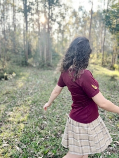 Camiseta Hermione - Feminina, cor vinho, 100% algodão premium, bordada - SIS.STORE 