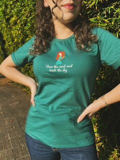 Camiseta Merida - Feminina, verde, 100% algodão premium, bordada na internet