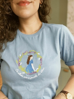Camiseta Daphne - Feminina, azul, 100% algodão premium, bordada