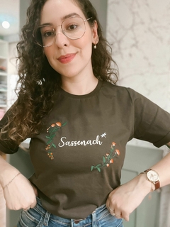 Camiseta Sassenach - Feminina, bordada, marrom, 100% algodão premium na internet