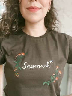 Camiseta Sassenach - Feminina, bordada, marrom, 100% algodão premium