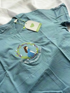 Imagem do Camiseta Daphne - Feminina, azul, 100% algodão premium, bordada