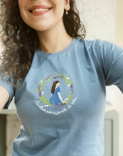 Camiseta Daphne - Feminina, azul, 100% algodão premium, bordada na internet