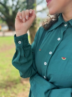 Camisa Magali - Feminina, mini bordados de melancia, verde murano, tecido premium na internet