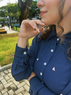 Camisa Veleiro Jolly - Feminina, mini bordados de barquinhos, azul marinho, tecido premium
