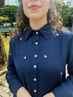 Camisa Veleiro Jolly - Feminina, mini bordados de barquinhos, azul marinho, tecido premium na internet