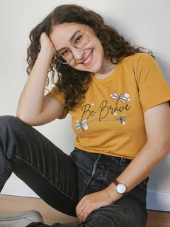 Camiseta Coraline - Feminina, mostarda, 100% algodão Premium, Estampada - SIS.STORE 