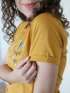 Camiseta Coraline - Feminina, mostarda, 100% algodão Premium, Estampada - loja online