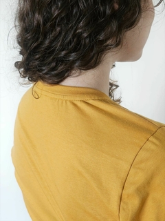 Imagem do Camiseta Coraline - Feminina, mostarda, 100% algodão Premium, Estampada