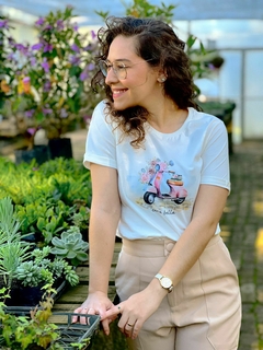 Camiseta Ciao Bella - Feminina, off white, 100% algodão premium, estampada em aquarela - comprar online