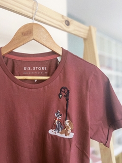 Camiseta A Dama e o Vagabundo - Feminina, vinho, 100% algodão Premium, bordada - comprar online