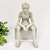 Escultura Menino No Cubo Branco 18x11x14cm Poliresina - comprar online