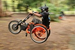 Transforme sua cadeira de rodas em um triciclo motorizado elétrico na internet