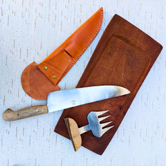 A22 / Set de Asado Premium con tabla de algarrobo y Set cuchilla/tenedor garra