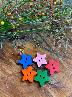 Botão Estrela Colorida de Madeira - Pacote com 5 Unidades