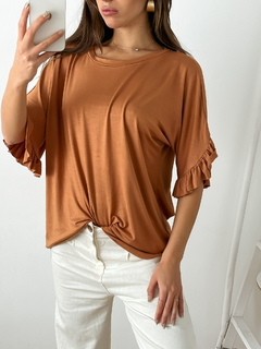 Remera modal viscosa cuello bote con volado irregular en la manga Alena - comprar online