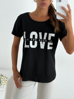 Remera de algodón All you need is love en internet