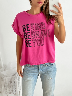 Imagen de Remera amplia manga rebatible Be kind