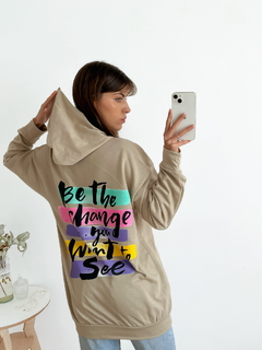 Buzo oversize rustico con capucha Be the change en internet