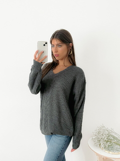 Imagen de Sweater largo trenzado escote V Briony