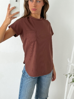 Remera waffle con bolsillo y terminación mas larga atras Clement - BENKA