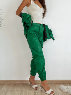 Pantalón de cuerina tipo cargo con falso bolsillos laterales y cintura elastizada Dukolor