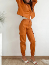 Pantalón de cuerina tipo cargo con falso bolsillos laterales y cintura elastizada Dukolor