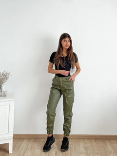 Pantalón de cuerina tipo cargo con falso bolsillos laterales y cintura elastizada Dukolor en internet