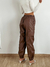 Pantalón cuerina tipo cargo con bolsillos laterales y cintura elastizada Duki - comprar online