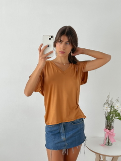 Remera modal viscosa escote V manga sin recorte Dunga - tienda online