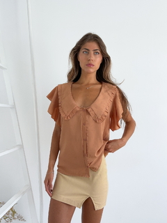 Blusa fibrana cuello Baby abotonada con volados Elara - tienda online