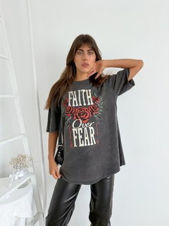 Remera oversize gastada Faith over Fear - comprar online