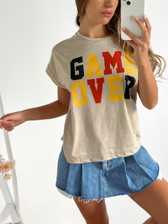 Remera amplia manga rebatible Game Over - BENKA