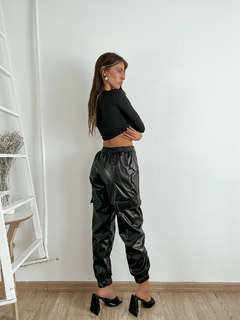 Pantalón de cuerina tipo cargo con falso bolsillos laterales y cintura elastizada Duki en internet