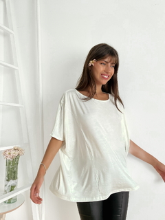 Remeron modal viscosa oversize con recorte y pinzas Kira - comprar online