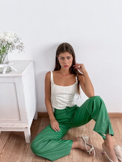 Pantalon cuerina con bolsillos traseros con cierre y boton Olivia