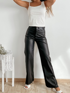 Pantalon cuerina con bolsillos traseros con cierre y boton Olivia