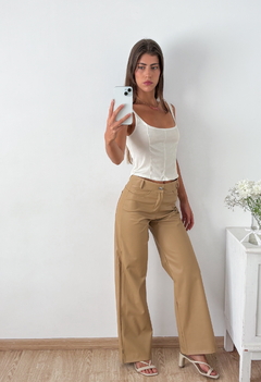 Pantalon cuerina con bolsillos traseros con cierre y boton Olivia - comprar online