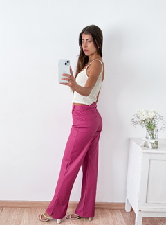 Pantalon cuerina con bolsillos traseros con cierre y boton Olivia en internet