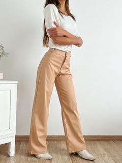 Pantalon cuerina con bolsillos traseros con cierre y boton Olivia - comprar online