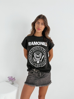 Remera amplia manga rebatible Ramones