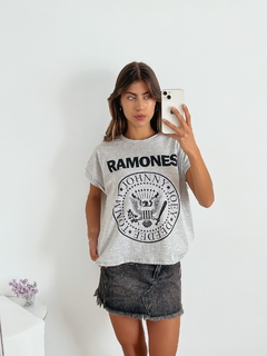 Remera amplia manga rebatible Ramones - comprar online