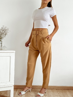 Pantalón crepe sastrero cinturón y hebilla Sacchi - comprar online