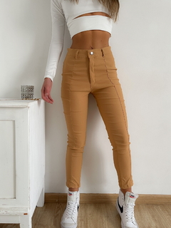 Pantalon bengalina elastizada con recortes y pinzas Sienna - comprar online
