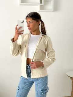 Chaqueta cuerina con recorte y bolsillos Solana - comprar online