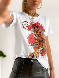 Remera algodón tigre flores