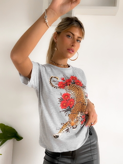 Remera algodón tigre flores - comprar online