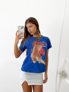 Remera algodón tigre flores