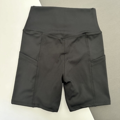 Shorts com Bolso Preto Betina - comprar online