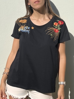 Remera bordada cuello redondo - MODA BELLA ARGENTINA